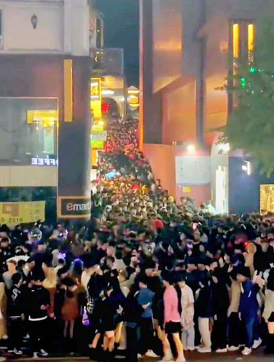 Do là phố cổ nên Itaewon có nhiều con đường, hẻm quanh co, chật hẹp. Trong số này, một số con hẻm có chiều rộng 4m và nơi hẹp nhất chỉ rộng 3,2m. Theo đó, những con hẻm hẹp này chỉ đủ để 4 - 5 người trưởng thành đi qua cùng lúc.
