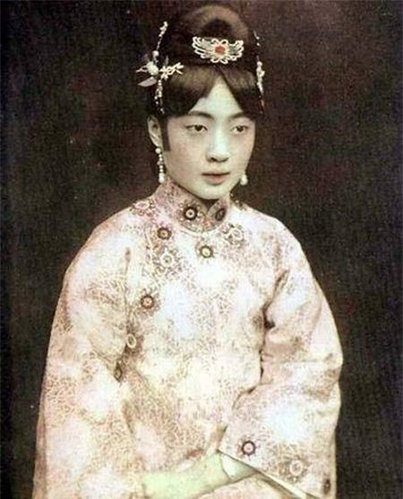 Thậm chí, Phổ Nghi còn tiết lộ năm 1935, hoàng hậu Uyển Dung mang thai sắp sinh. Khi ấy, ông vô cùng tức giận vì biết đứa trẻ trong bụng vợ không phải con của mình. Dù tức giận và muốn ly hôn nhưng ông không thể vì không muốn chuyện "xấu xí" này bị mọi người biết được.