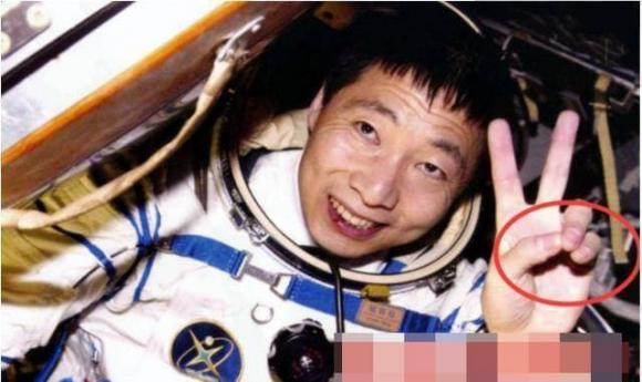 Thêm nữa, công việc của phi hành gia đòi hỏi sự kết hợp giữa tài năng, trí thông minh, thể chất tuyệt vời cùng một số đặc điểm tính cách nhất định.