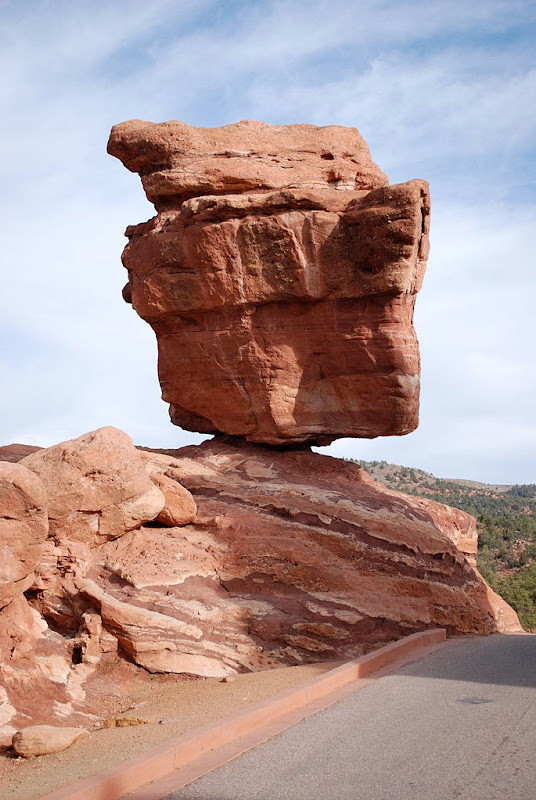 Nằm trong khu vườn của các vị thần ở Colorado Springs, bang Colorado, Mỹ, du khách có thể dễ dàng tiếp cận tảng đá Balanced Rock khi di chuyển bằng một con đường nhựa. Đây là một địa điểm yêu thích đối với du khách thích chụp ảnh.