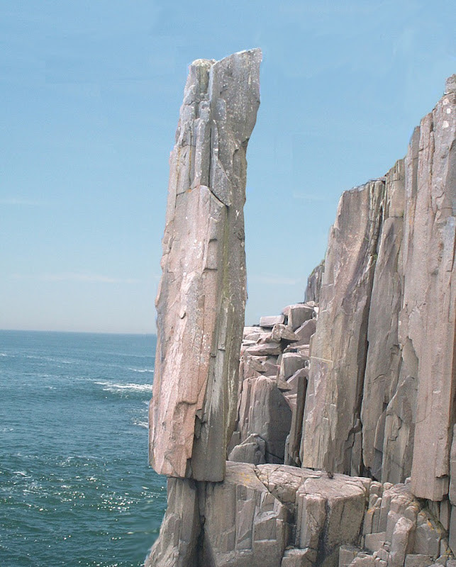 Balancing Rock nằm trên vịnh St. Mary, Long Island, Nova Scotia. Cột đá cao 9m này như một thách thức đối với lực hấp dẫn khi nằm chông chênh ở tận ngoài rìa của tảng đá bên dưới. Không những vậy, du khách có thể nhìn thấy kẽ hở nhỏ giữa hai tảng đá.