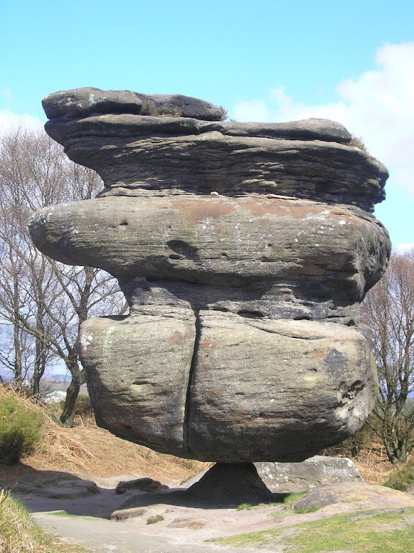 Idol Rock, Brimham Moor, Vương quốc Anh được nhiều người biết đến. Tảng đá khổng lồ này nặng khoảng 200 tấn và nằm chênh vênh trên một hòn đá vô cùng nhỏ bé hình tháp.
