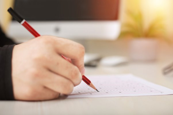 Gia đình của thần đồng Yusuf Shah cho hay cậu bé vừa chuẩn bị cho bài kiểm tra IQ Mensa vừa chuẩn bị thi vào trung học. Nội dung của 2 cuộc thi ít nhiều có những điểm tương tự.