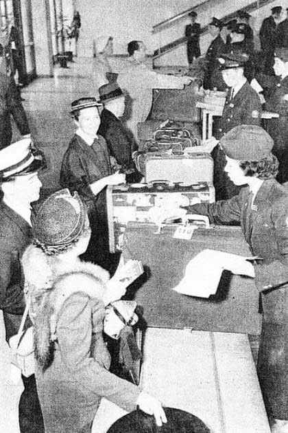 Trong số này, một chuyến bay khởi hành từ châu Âu đáp xuống sân bay Haneda có một hành khách bí ẩn. Khi các hành khách trên chuyến bay xuống làm thủ tục nhập cảnh thì có một hành khách khiến hải quan sân bay chú ý.