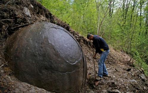 Vào tháng 3/2016, nhà khảo cổ học người Bosnia Sam Osmanagich bất ngờ phát hiện một khối cầu khổng lồ trong khu rừng Podubravlje.