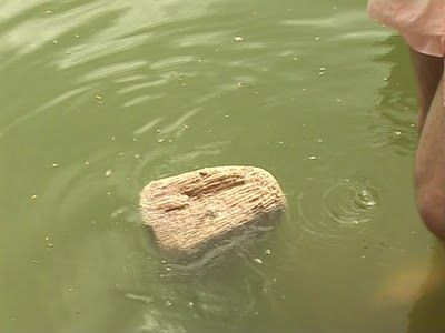Khi tìm hiểu về thị trấn Rameshwaram, nhiều người nhận ra nơi đây được nhắc đến trong truyền thuyết Hindu. Tương truyền, hoàng tử Rama đã dẫn theo một đội quân khỉ để dẫn chúng tới Sri Lanka bắc cầu từ đây tới Lanca để giải cứu người vợ Sita bị bắt cóc bởi quỷ vương Ravana - người cai trị Sri Lanka.