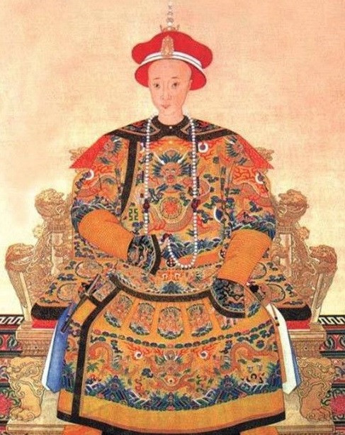 Ái Tân Giác La Tải Thuần hay còn gọi vua Đồng Trị lên ngôi khi 5 tuổi. Từ Hi Thái Hậu nắm quyền kiểm soát triều chính nên ngay cả khi trưởng thành, ông hoàng này vẫn không thể có được hoàn toàn quyền lực của một vị quân vương. Ông băng hà khi mới 19 tuổi và được truy tôn miếu hiệu là Thanh Mục Tông.