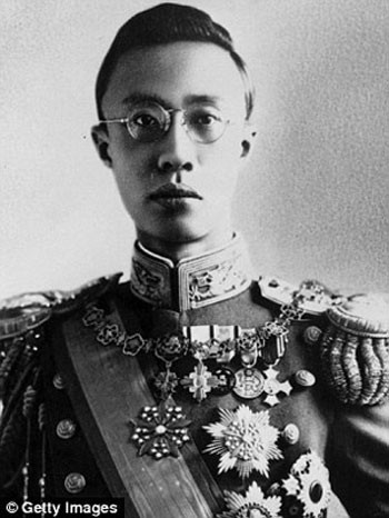 Ái Tân Giác La Phổ Nghi hay còn gọi vua Phổ Nghi (1906 - 1967) là hoàng đế thứ 12 và cũng là cuối cùng của nhà Thanh. Năm 2 tuổi, ông được Từ Hi Thái hậu được đưa vào cung để kế thừa Hoàng vị. Vào ngày 12/2/1912, vua Phổ Nghi thoái vị sau cuộc Cách mạng Tân Hợi, chấm dứt chế độ phong kiến ở Trung Quốc.