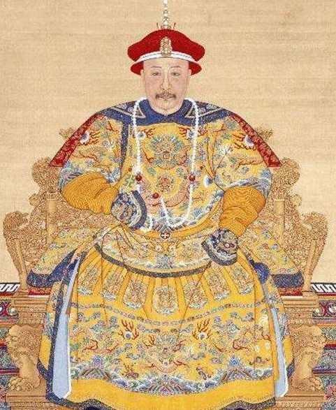 Ái Tân Giác La Ngung Diễm (Vĩnh Diễm) hay còn gọi vua Gia Khánh. Là con trai của hoàng đế Càn Long nhưng vua Gia Khánh không có những thành tựu trị nước giống vua cha hay các thế hệ đi trước. Theo đó, nhà Thanh dần đi xuống. Vào năm 1820, Gia Khánh Đế băng hà và được truy tôn miếu hiệu là Thanh Nhân Tông.