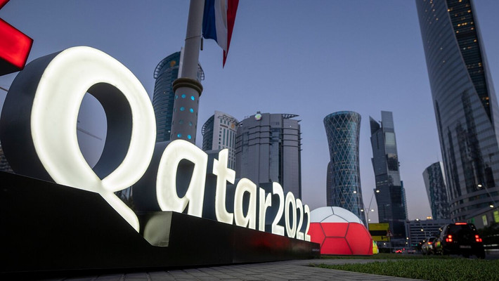 Cụ thể, mùa Hè tại Qatar vô cùng nóng bức, khắc nghiệt. Điều này xuất phát từ việc Qatar nằm ở bán đảo Ả Rập, phía Đông Bắc châu Phi, quanh năm bị ảnh hưởng bởi áp cao Iran - Ả Rập Xê Út (có tính chất gần giống với áp cao cận nhiệt đới Thái Bình Dương). Theo đó, quốc gia này có khí hậu sa mạc điển hình.