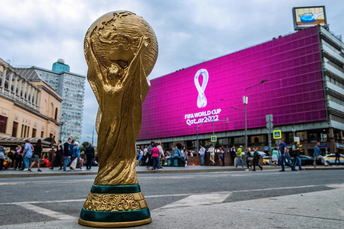 Qatar bị áp cao cận nhiệt đới Bắc Phi - Iran ảnh hưởng quanh năm. Vậy nên, thủ đô Doha của Qatar có nhiệt độ cao trung bình hàng ngày là hơn 40 độ C vào tháng 8, hơn 41 độ C vào tháng 7. Thậm chí, một số ngày trong tháng 7 - 8, nhiệt độ có thể lên đến 44 - 45 độ C, thậm chí là 50 độ C.