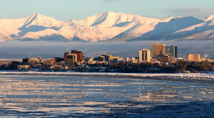 Người dân Nga bắt đầu định cư ở Alaska vào năm 1784. Vào thời kỳ cao điểm, khoảng 1.000 người sinh sống ở Alaska. Dù vậy, nơi đây phát triển thương mại, đóng tàu, khai thác khoáng sản (bao gồm vàng).