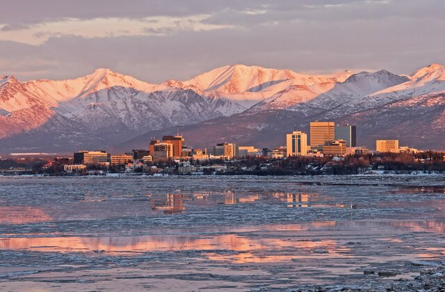 Thêm nữa, Nga nhận thấy Anh có thể dễ dàng chiếm được Alaska bất cứ lúc nào. Nguyên do là bởi Anh là nước có tài sản ở Canada - quốc gia tiếp giáp với Alaska từ phía Đông. Người Nga khi ấy coi Anh là đối thủ địa chính trị.
