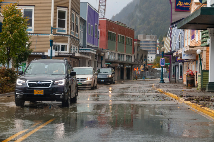 Vì vậy, Nga thúc đẩy việc bán Alaska cho Mỹ. Sau khi cử một nhóm khảo sát đến Alaska để định giá tài nguyên thiên nhiên ở Alaska, Sa hoàng Alexander II ra lệnh chuyển bản đánh giá đến chính phủ Mỹ. Sau các cuộc thảo luận giữa hai bên, Mỹ và Nga chốt thương vụ mua bán Alaska với giá 7,2 triệu USD. Tuy nhiên, các hoạt động thương thảo tiếp theo bị gián đoạn vài năm do xảy ra nội chiến ở Mỹ.