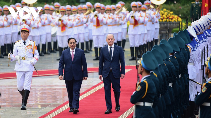 Thủ tướng Phạm Minh Chính và Thủ tướng CHLB Đức Olaf Scholz duyệt đội danh dự Quân đội nhân dân Việt Nam.