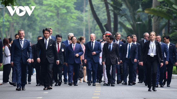 Ngay sau lễ đón, Thủ tướng Phạm Minh Chính và Thủ tướng Đức Olaf Scholz cùng đi bộ sang Văn phòng Chính phủ và tiến hành hội đàm.