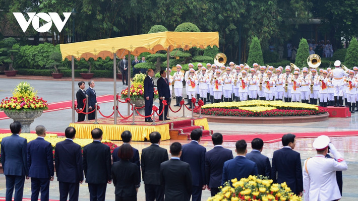 Đây là chuyến thăm Việt Nam đầu tiên của lãnh đạo cấp cao Đức trong hơn 10 năm qua. Thủ tướng Phạm Minh Chính mời Thủ tướng Đức Olaf Scholz bước lên bục danh dự, quân nhạc cử Quốc thiều hai nước.