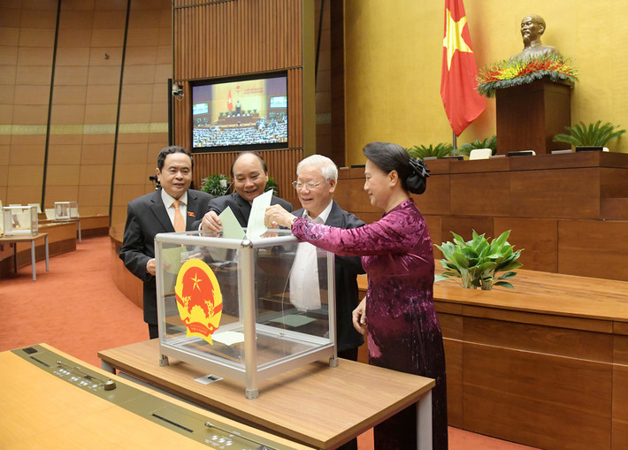Ông Nguyễn Phú Trọng được bầu làm Chủ tịch nước tại kỳ họp thứ 6 Quốc hội khóa XIV (10/2018) - khi đang giữ cương vị Tổng bí thư. Sau rất nhiều nhiệm kỳ, ông Nguyễn Phú Trọng trở thành người đứng đầu Đảng, đồng thời cũng là người đứng đầu Nhà nước.