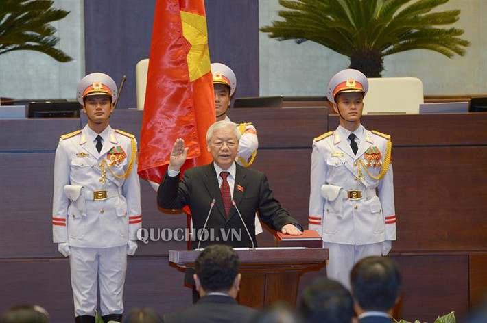Chủ tịch nước Nguyễn Phú Trọng đã đặt tay lên quyển Hiến pháp và tuyên thệ: “Dưới cờ đỏ thiêng liêng của Tổ quốc, trước Quốc hội, đồng bào cử tri cả nước, tôi Chủ tịch nước CHXNCN Việt Nam, xin tuyên thệ tuyệt đối trung thành với Tổ quốc, với Nhân dân, với Hiến pháp nước CHXHCN Việt Nam, hoàn thành tốt nhiệm vụ mà Đảng, Nhà nước và Nhân dân giao phó". Ảnh: Quochoi.vn