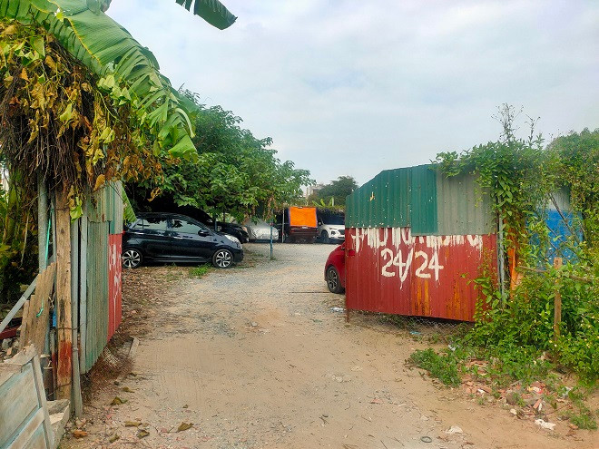 Một bãi gửi xe tự phát “mọc” trên diện tích đất dự án Khu đô thị Ao Sào.