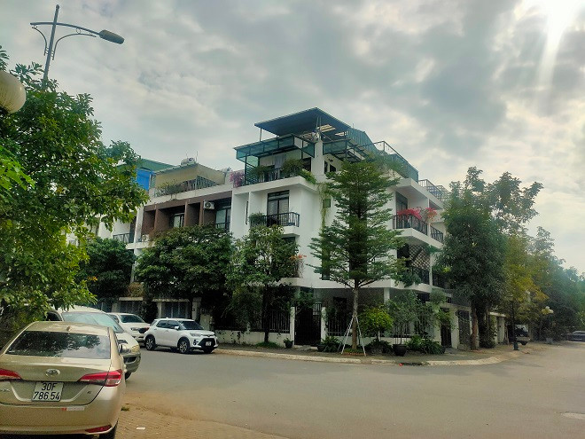 Việc cải tạo, cơi nới tầng mái đang làm biến dạng, mất đi sự đồng bộ trong thiết kế các căn nhà liền kề tại khu đô thị hiện đại này, đồng thời khiến cảnh quan kiến trúc khu đô thị vô cùng lộn xộn, mất mỹ quan. Bên cạnh đó còn tiềm ẩn nhiều nguy cơ mất an toàn, rủi ro phòng cháy chữa cháy.