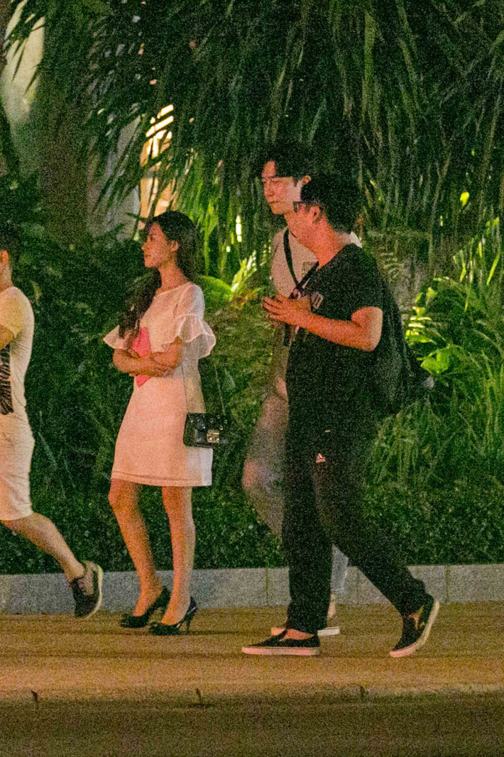 Đi cùng cả hai còn có ê-kíp của ngôi sao Hàn Quốc. So với các ngôi sao của xứ sở kim chi từng đến Việt Nam trước đây, Shin Sung Rok xuất hiện khá thoải mái thay vì được quản lý chặt chẽ để tránh fan.