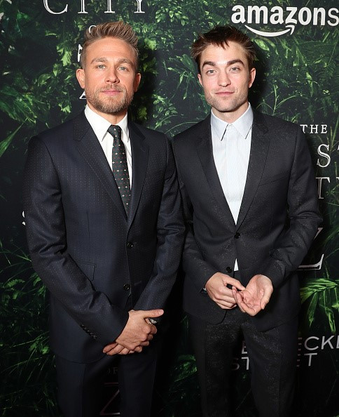 Robert Pattinson và Charlie Hunnam tạo dáng trước ống kính. Vài nguồn tin cho hay trong quá trình làm phim, Robert bị bạn diễn Hunnam phàn nàn ít giao tiếp. “Tôi không có nhiều cơ hội tiếp xúc với Tom Holland và Robert Pattinson. Ngoài công việc, tôi đoán rằng mình và Robert nói chuyện với nhau không quá 10 câu”, nam diễn viên Charlie nói.