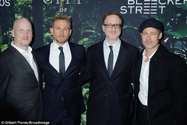 Phim chính thức ra rạp từ 14/4. Brad Pitt chụp hình cùng Charlie Hunnam, đạo diễn James Day.