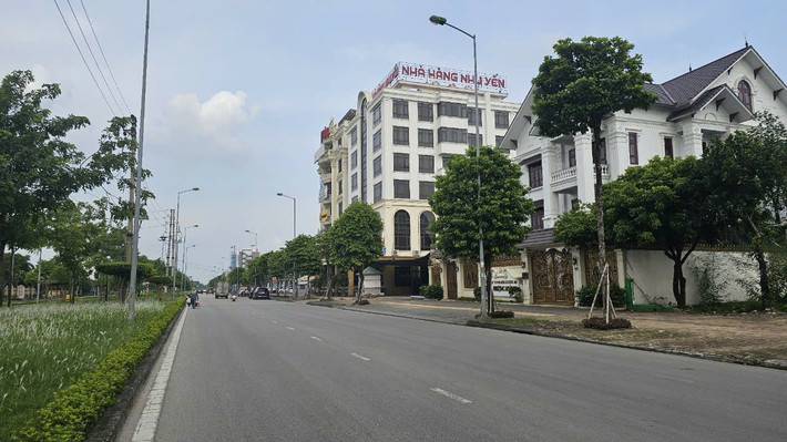 Báo cáo liên quan quỹ đất hai bên đường Trường Chinh xây dựng công trình thương mại, dịch vụ hỗn hợp tại kỳ họp mới đây, UBND TP Hải Dương cho biết, theo quy hoạch chi tiết xây dựng Khu Thương mại, Du lịch, Văn hóa và Đô thị mới phía tây TP Hải Dương, quỹ đất hai bên đường Trường Chinh có chức năng xây dựng công trình thương mại, dịch vụ hỗn hợp.