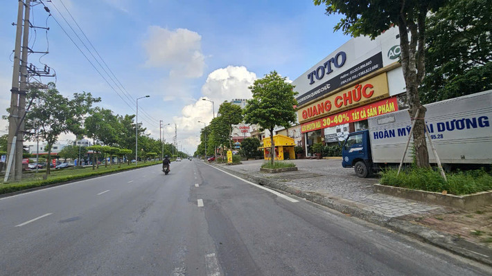 Tuy nhiên, rà soát của UBND TP Hải Dương dọc đường Trường Chinh hiện có 105 lô đất thuộc các phường Thanh Bình, Tân Bình và Tứ Minh. Trong đó, có 40 lô chưa xây dựng công trình, một số công trình chỉ xây từ 1-2 tầng, không bảo đảm số tầng cao theo quy hoạch. Các lô đất tại đây được xác định là đất thương mại, dịch vụ nhưng lại được cấp chứng nhận quyền sử dụng đất lâu dài.