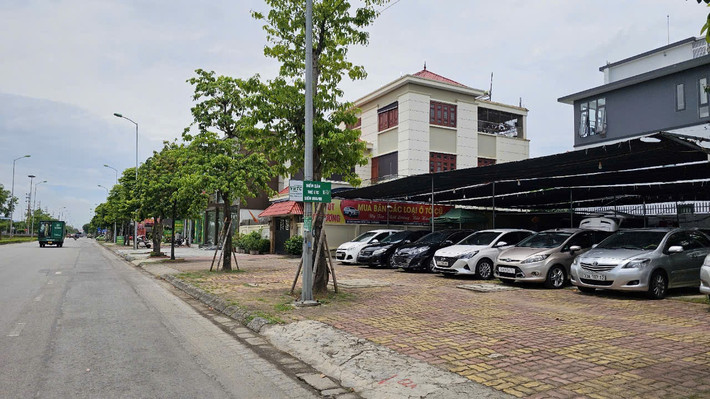 Những lán tạm được dựng lên, trên được che phủ để bày bán ô tô.