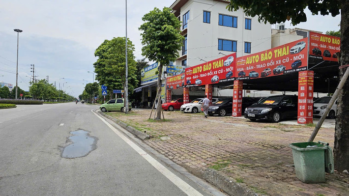 Một cửa hàng bày bán xe cũ.