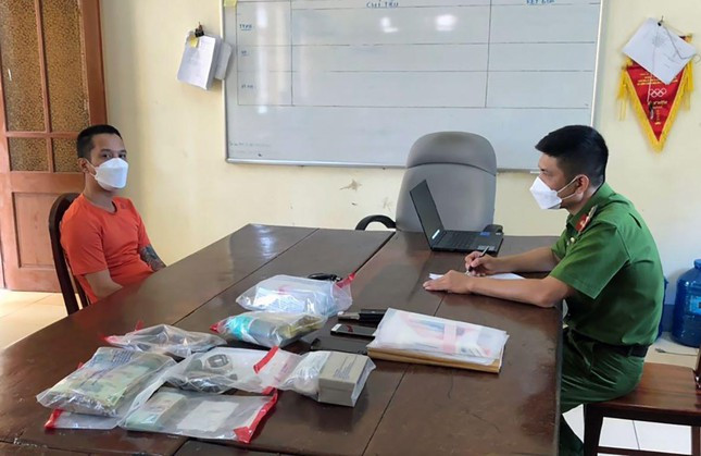 Ngày 17/9, Công an huyện Hưng Nguyên (Nghệ An) cho biết đã khởi tố vụ án, khởi tố bị can, ra lệnh tạm giam đối với Lê Dũng Thái (SN 1981, trú tại khối 3, thị trấn Hưng Nguyên) để điều tra về tội Tàng trữ trái phép chất ma túy và Vi phạm quy định về bảo vệ động vật quý hiếm.