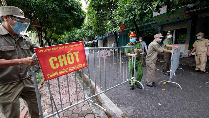 Cũng theo ghi nhận của phóng viên, tại khu vực giáp ranh giữa phường Thổ Quan với phường Hàng Bột, chính quyền phường Hàng Bột cũng lập 3 chốt chặn có cán bộ dân quân, công an, lực lượng dân phòng làm nhiệm vụ kiểm soát, nhắc nhở người dân trong khu vực.