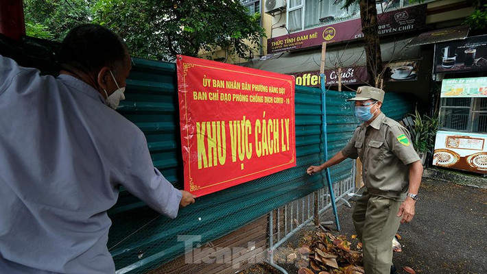 Bệnh cạnh đó, phường Hàng Bột cũng đang lập các chốt kiểm soát để thắt chặt việc người dân ở khu vực phong tỏa của phường Thổ Quan có thể qua lại 'vùng xanh' của phường.