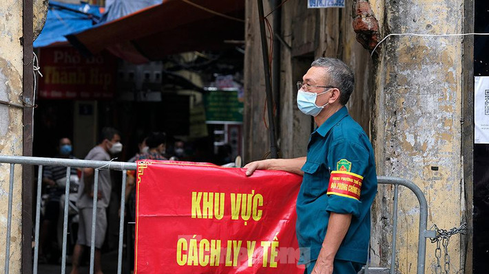 Cũng theo ông Trường, ngay trong ngày hôm nay (15/9), chính quyền tổ chức trao tặng 410 suất quà đến cho toàn bộ các hộ dân trong khu vực phong tỏa cách ly ở ngõ Trung Tả và ngõ Hồ Văn Chương. Các nhu yếu phẩm này bao gồm 10 kg gạo, mỳ tôm, trứng, dầu ăn... Dự kiến cứ 3 ngày một lần, phường sẽ tổ chức phát nhu yếu phẩm miễn phí cho người dân. Số nhu yếu phẩm trên xuất phát từ sự ủng hộ của các doanh nghiệp, các nhà hảo tâm.