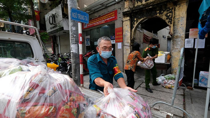 Chiều 15/9, gần một ngày sau khi UBND quận Đống Đa (Hà Nội) ra quyết định thành lập vùng cách ly y tế tại phường Thổ Quan với khoảng hơn 1.300 nhân khẩu, chính quyền đã tổ chức lập rào chắn tại tất cả các lối ra vào khu vực phong tỏa.