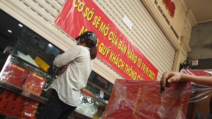 Các nhân viên của cửa hàng đang vận chuyển nguyên, vật liệu phục vụ cho việc sản xuất bánh trung thu.