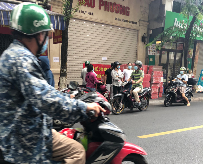 Nhiều người dân đến chờ chực trước cửa hàng với hy vọng mua được bánh trung thu. Khi được hỏi vì sao không bán, thay vì trả lời thẳng thắn do vi phạm phòng chống dịch, nhân viên ở đây cho biết "hết bánh".