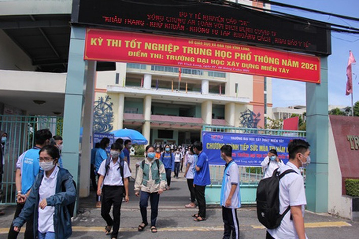 Năm học 2021 - 2022, toàn tỉnh Vĩnh Long có khoảng gần 200.000 học sinh chính thức bước vào năm học mới cũng bằng hình thức dạy, học trực tuyến.