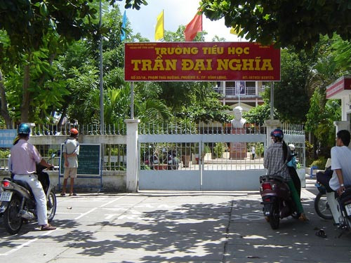 Tỉnh Vĩnh Long: Địa phương này đồng ý việc miễn học phí học kỳ I, năm học 2021 - 2022 cho toàn bộ học sinh các khối ở trường công lập. Đồng thời tỉnh tiếp nhận, cách ly theo quy định đối với cán bộ quản lý, giáo viên đang lưu trú ngoài tỉnh trở về tỉnh công tác, thực hiện tốt nhiệm vụ năm học 2021 - 2022.