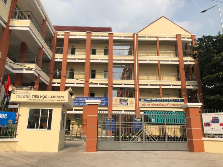 TP HCM: UBND thành phố đã đồng ý với đề xuất miễn học phí học kỳ I năm học 2021-2022. Đây là chính sách hỗ trợ cho phụ huynh và học sinh từ bậc mầm non đến phổ thông. Để học sinh không phải đóng học phí học kỳ I, thành phố sẽ thực hiện cấp bù bằng ngân sách.