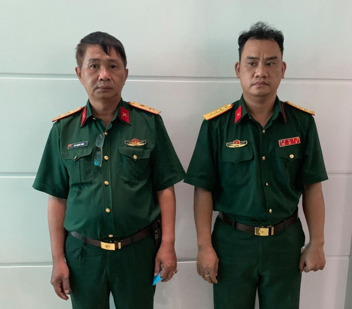 Khám xét nhà đối tượng Võ Thành Phúc, công an phát hiện nhiều bộ quân phục, huân huy chương các loại. Phúc là Giám đốc Công ty TNHH MTV Xuất nhập khẩu đầu tư và chăn nuôi Đồng Xoài (quận 7, TPHCM). Phúc thường xuyên mặc quân phục hàm "trung tướng" để tham dự các hội nghị, tạo niềm tin với đối phương.