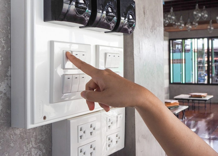 Với những gia đình có trẻ quá nhỏ, bố mẹ cần mua các thiết bị bịt, bảo vệ ổ điện để tránh trẻ tò mò mà chạm vào.