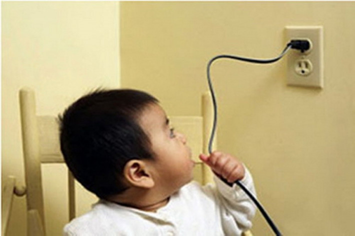 Để trẻ thực hành, bạn cũng có thể mua cho trẻ các thiết bị điện rẻ tiền và giới thiệu cho trẻ về tên và chức năng của các thiết bị này.