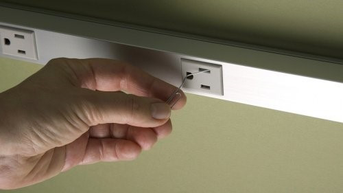 Với những trẻ dưới 6 tuổi, khi cần cắm điện hoặc bật công tắc để sử dụng phải nhờ người lớn giúp đỡ. Không được phép tự ý nghịch các thiết bị điện trong nhà như lò vi sóng, dây điện...