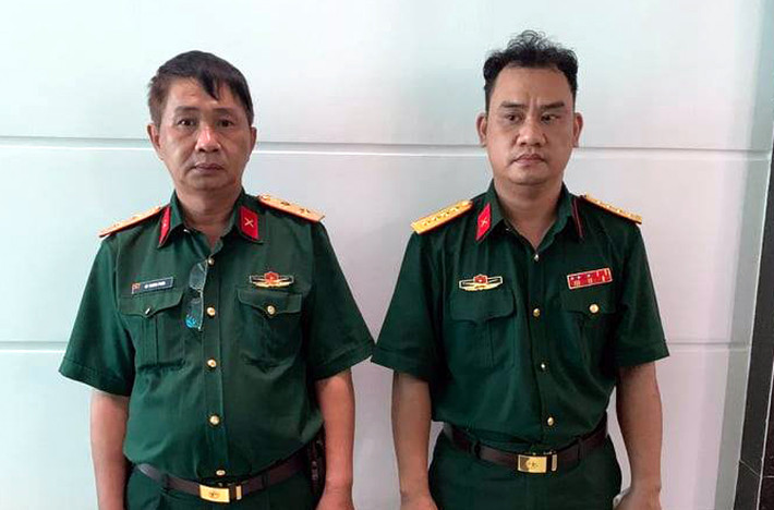 Khởi tố đối tượng giả mạo trung tướng quân đội: Công an quận Bình Thạnh, TP.HCM khởi tố bị can và tạm giam 2 tháng đối với Trần Vũ Hàn Minh Nhật (34 tuổi, ngụ TP Thủ Đức) và Võ Thành Phúc (52 tuổi, ngụ Quận 7) để điều tra về hành vi giả mạo chức vụ, cấp bậc, vị trí công tác. Nhật khai được "trung tướng" Võ Thành Phúc cấp cho 1 bộ quân phục, cấp bậc đại úy, sử dụng nhằm lưu thông qua các chốt kiểm soát. Tuy nhiên, cả 2 được xác định không phải là sĩ quan quân đội.
