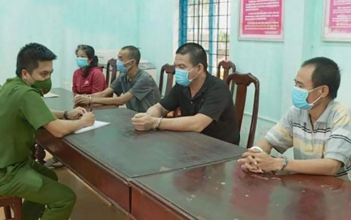 Khởi tố đối tượng trong đường dây cá độ bóng đá: Công an tỉnh Đắk Lắk vừa bắt quả tang đối tượng Nguyễn Quốc Hưng (46 tuổi) đang giao dịch thắng thua tiền cá độ bóng đá với các con bạc. Công an thu giữ 17 triệu đồng tiền mặt cùng 11 điện thoại di động. Mở rộng điều tra, Công an làm rõ thêm 10 đối tượng liên quan trong đường dây cá độ của Hưng.