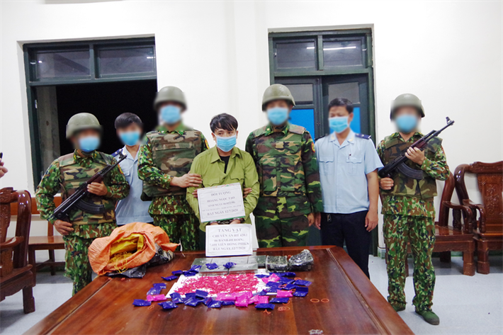 Giả danh bộ đội vận chuyển lượng ma túy "khủng": Ngày 12/7/2020, Hoàng Ngọc Tạo (SN 1986, quê Hà Tĩnh) mặc quân phục giả danh quân nhân, điều khiển xe máy vận chuyển ma túy đi giao dịch bị cơ quan chức năng bắt quả tang và thu giữ 6 bánh heroin và 7.600 viên ma túy tổng hợp. Tạo khai vận chuyển thuê số ma túy cho một người Lào từ khu vực cửa khẩu quốc tế Cầu Treo về thành phố Vinh (Nghệ An) để lấy tiền công.