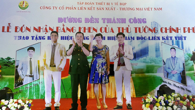 Giả "đại tá" quân đội, kinh doanh đa cấp “ăn không” trăm tỷ: Lê Xuân Giang, Chủ tịch HĐQT Công ty Liên kết Việt tự xưng là đại tá quân đội, mặc quân phục chụp cùng lãnh đạo nhà nước và các sĩ quan quân đội, làm giả nhiều giấy chứng nhận, bằng khen… Giang và đồng phạm lừa đảo 2.100 tỷ đồng. Trong đó, Giang chi cho các nhà đầu tư hơn 1.100 tỷ đồng. Cá nhân Giang đã sử dụng hơn 871 tỷ đồng.